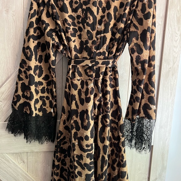 Shein Cheetah High Low top. - Picture 2 of 3